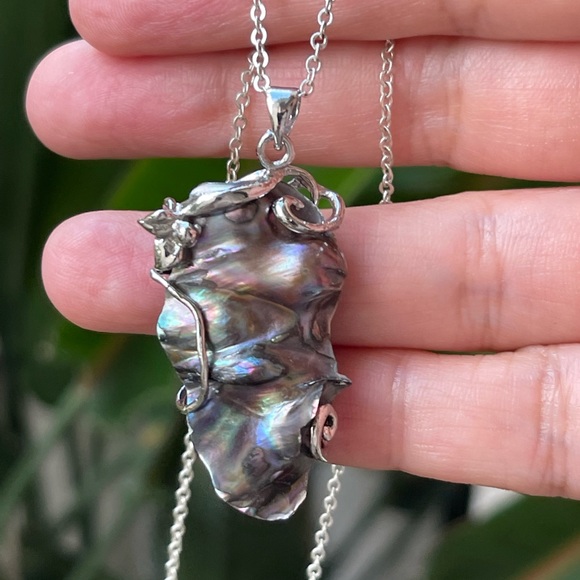 Black pearl on mother of pearl silver pendant - Picture 1 of 8